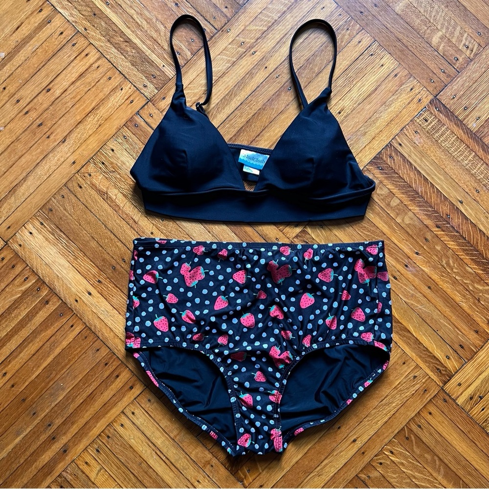 EUC ModCloth Strawberry + Black High Rise Bikini 🍓🖤